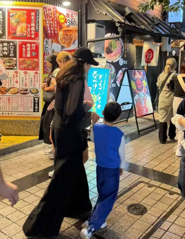 章子怡带女儿追星宋雨琦 醒醒打扮很女团范